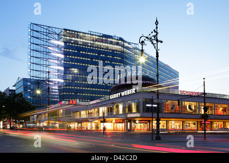 Berlin, Allemagne, Cafe Kranzler et nouveau Kranzler Eck au crépuscule Banque D'Images