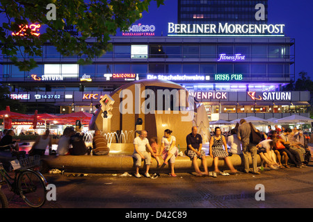 Berlin, Allemagne, les touristes s'asseoir sur la Fontaine de nuit Banque D'Images