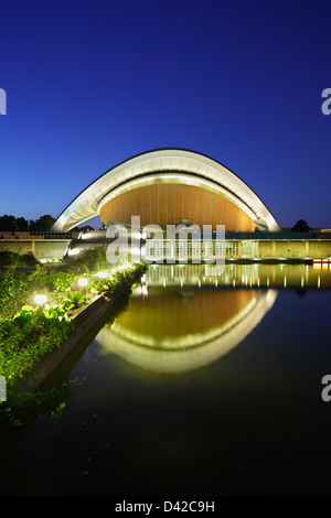 Berlin, Allemagne, Maison des Cultures du Monde la nuit Banque D'Images