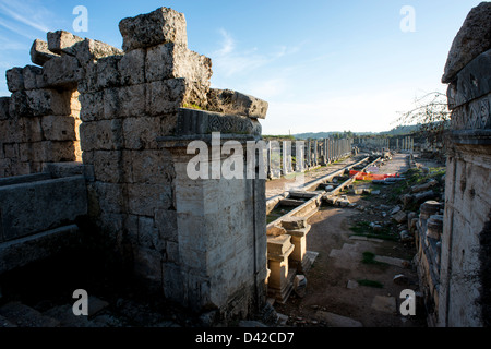 Vue vers le bas la rue et collonaded canal d'eau de la nymphée ornemental à Pergé en Turquie Banque D'Images