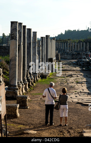 La rue à colonnade à l'antique greco-romaine de Pergé en Turquie Banque D'Images