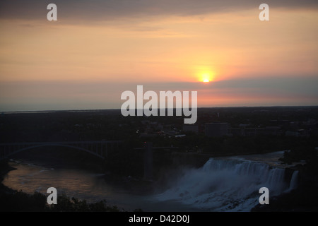 Lever de soleil au-dessus des chutes du Niagara Banque D'Images