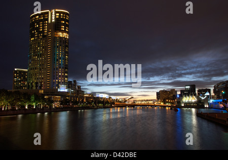 Melbourne, Australie, le Fleuve Yarra avec le Crown Casino et complexe de divertissement dans la lumière du soir Banque D'Images