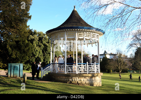 Mariage en belvédère sur les terrains de Pittville Pump room Cheltenham GLOUCESTERSHIRE Angleterre Banque D'Images