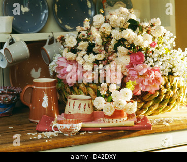 Still-Life de rose et des roses blanches dans un vase sur la commode avec la crème rouge +pot poterie et tasses Banque D'Images