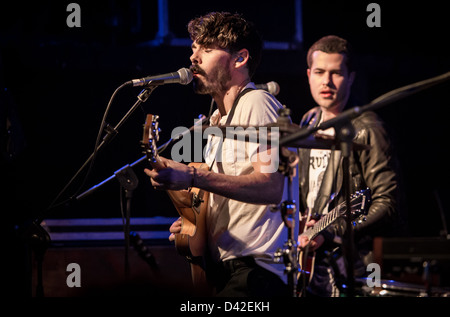 28 février 2013 - Le groupe de rock indépendant local natives en prestation au Tunnel Club, Milan, Italie Banque D'Images