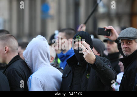 Manchester, UK 2 mars 2013, partisans de la Ligue de défense anglaise gesticuler à l'anti fascistes et presse membres tels qu'ils sont canalisés dans le Albert Manchester Square. Credit : Martyn Wheatley/Alamy Live News Banque D'Images