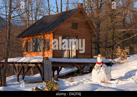La France, l'Ariège, bonhomme de skis en face d'une maison en bois Banque D'Images
