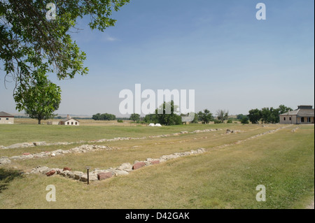 Vue du ciel bleu, à nouveau Garde, ruines de l'herbe verte, old barracks Parade Ground côté est, Fort Laramie, Wyoming, USA Banque D'Images