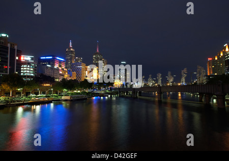 Melbourne, Australie, toits de Melbourne avec le chemin Sandridge Bridge at night Banque D'Images