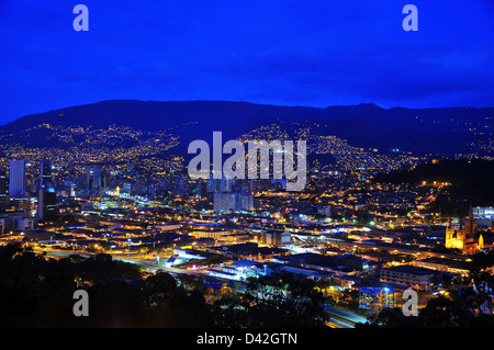 Une vue de Medellin, Colombie prises pendant l'heure bleue. Banque D'Images