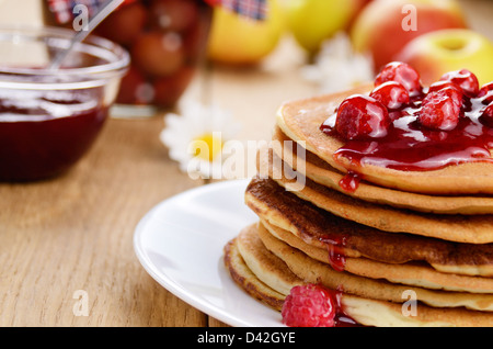 De délicieuses crêpes aux framboises sur la table de cuisine en bois Banque D'Images