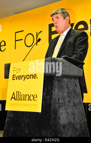 Belfast, Irlande du Nord. 2 mars 2013. Billy Webb, président, ouvre la conférence du parti de l'Alliance. Crédit : Stephen Barnes/Alamy Live News Banque D'Images