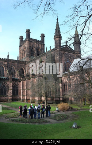 Groupe de touristes à la cathédrale de Chester Banque D'Images