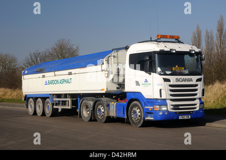 Un Scania R440 unité tracteur et remorque à asphalte Bardon livery à Leicester, Leicestershire, Angleterre Banque D'Images