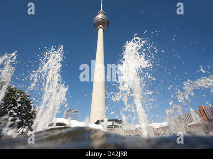 Berlin, Allemagne, la cascade fontaine eau avec la tour de télévision Banque D'Images