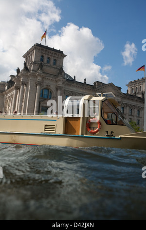 Berlin, Allemagne, bateau d'excursion sur la rivière Spree devant le Reichstag Banque D'Images