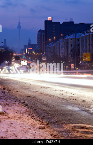 Berlin, Allemagne, le trafic sur la Frankfurter Allee en hiver Banque D'Images