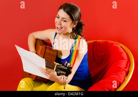 Young Beautiful woman playing guitar Banque D'Images