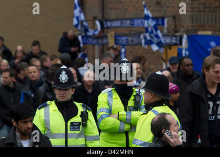 2 mars 2013. Stamford Bridge Londres, Royaume-Uni. Les officiers de police assurent la sécurité en tant que fans arriver devant la Premier League match de foot entre Chelsea et West Bromwich Albion à Stamford Bridge Londres Banque D'Images