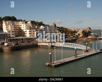 La parade road et Trinity landing pontoon West Cowes, île de Wight, Angleterre, Royaume-Uni Banque D'Images