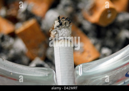 Berlin, Allemagne Close Up, une cigarette dans un cendrier Banque D'Images