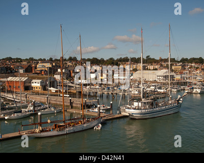 Yachts amarrés dans l'ouest de Cowes, île de Wight, Angleterre, Royaume-Uni Banque D'Images