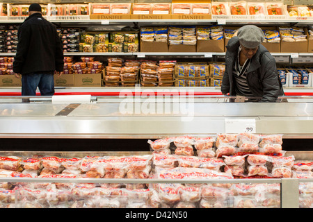 Les clients shopping dans la section des viandes d'un entrepôt Costco Wholesale Club. Banque D'Images