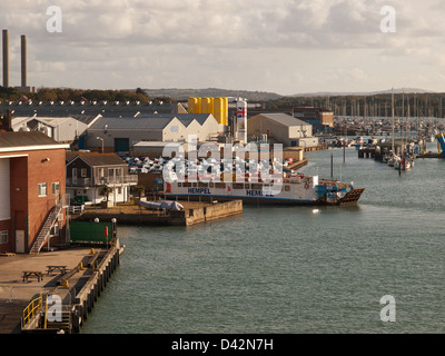 Pont flottant et GKN Aerospace factory East Cowes, île de Wight, Angleterre, Royaume-Uni Banque D'Images