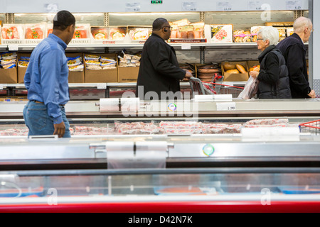 Les clients shopping dans la section des viandes d'un entrepôt Costco Wholesale Club. Banque D'Images