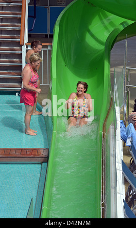 Femme sur un toboggan sur le pont du bateau de croisière Norwegian Epic Banque D'Images