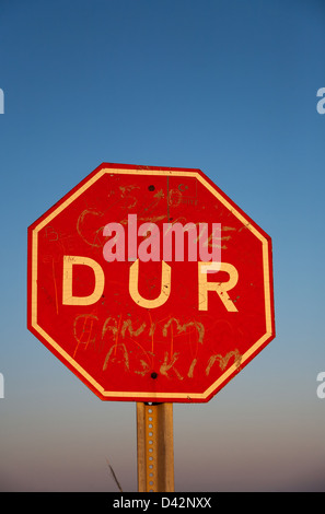 Dipkarpaz, République turque de Chypre du Nord, un panneau d'arrêt en langue turque Banque D'Images