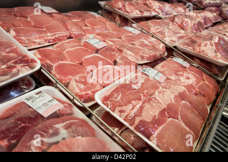 Produits de porc sur l'affichage à un entrepôt Costco Wholesale Club. Banque D'Images