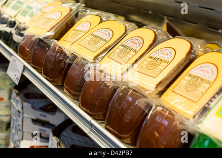 Le fromage section d'un club d'entrepôt Costco Wholesale. Banque D'Images