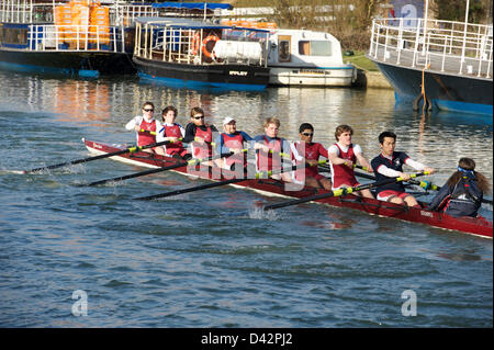 Oxford, UK. 2 mars 2013. Merton College Boat Club rameurs sur leur façon de se cogner le St Peter's College, à l'Assemblée Torpids Boat Race, pont de Donnington, Tamise, Oxford, 2 mars 2013. Le but de chaque course est de rattraper (bosse) le bateau à l'avant, ayant fixé au large de 1,5 mètres les uns des autres au début. Blokster Crédit/Alamy Live News Banque D'Images