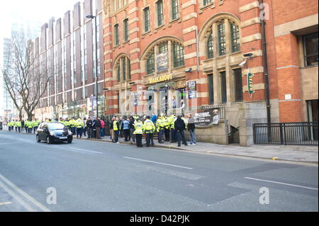 L'EDL dans une pub de foule sur Quay Street, Manchester avant la manifestation a commencé. Laissez-passer de démonstration relativement pacifiquement, avec une opération de police massive en gardant à l'extrême droite English Defence League (EDL) partisans et adversaires, dirigé par s'unir contre le fascisme (UAF), outre qu'ils ont convergé sur Albert Square. Manchester, Angleterre, Royaume-Uni. Samedi 2 mars 2013 Banque D'Images