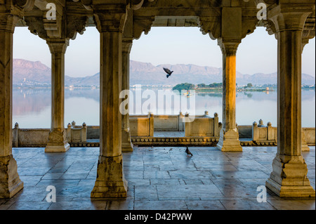 Vue sur lac Anasagar à partir d'une plate-forme en plein air à l'aube. Lac Anasagar est situé dans la ville d'Ajmer, Rajasthan, Inde. Banque D'Images