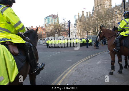 La police en attente des chiffres d'escorter les partisans de l'EDL final à leurs bus à la fin de la manifestation à Albert Square. Laissez-passer de démonstration relativement pacifiquement, avec une opération de police massive en gardant à l'extrême droite English Defence League (EDL) partisans et adversaires, dirigé par s'unir contre le fascisme (UAF), outre qu'ils ont convergé sur Albert Square. Manchester, Angleterre, Royaume-Uni. Samedi 2 mars 2013 Banque D'Images