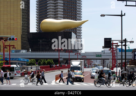 Flamme d'or de la sculpture, ou flamme d'Or, au sommet d'Asahi Super Dry Beer Hall à Asakusa, Tokyo conçu par l'architecte Philippe Starck. Banque D'Images