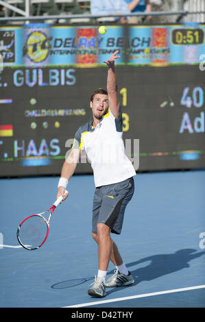 2 mars 2013 - Delray, Florida, USA - Delray Beach, FL - 2 mars : Ernests Gulbis (LAT) en action contre l'ancien champion Tommy Haas (GER). Gulbis a gagné 6-3, 4-6, 7-6(2) et attend de voir qui sera son adversaire en finale. (Crédit Image : © Andrew Patron/ZUMAPRESS.com) Banque D'Images