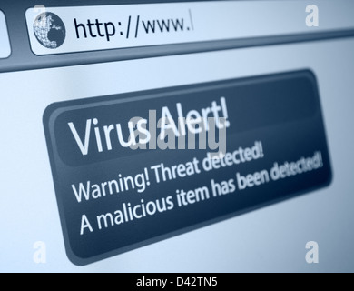Gros plan du signe d'alerte de virus dans le navigateur Internet de l'écran LCD Banque D'Images