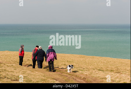 Les gens qui marchent sur Porth, île au large de Newquay. Banque D'Images