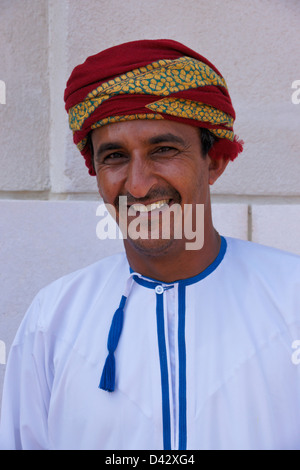 L'homme en costume traditionnel omanais, Muscat, Oman Banque D'Images