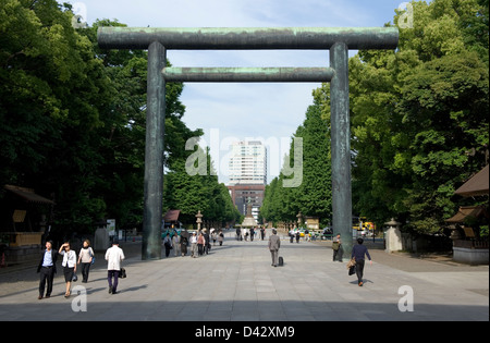 L'unique de forme ronde de torii géant sur une large passerelle piétonne menant au temple Yasukuni Jinja à Tokyo. Banque D'Images