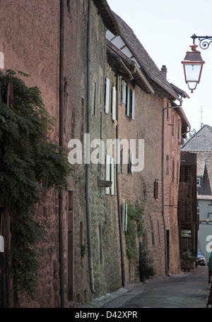 Maisons anciennes dans le centre du village de Riquewihr, Alsace, France Banque D'Images