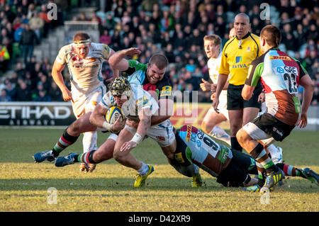 Jack Nowell est abordé au cours de l'Aviva Premiership match entre Harlequins v Exeter Chiefs à l'Twickenhm Stoop, London, England, UK Banque D'Images