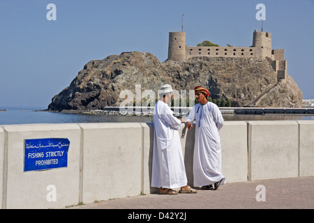 Omani men parler devant Fort Jalali, Muscat, Oman Banque D'Images