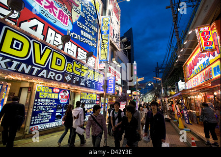 Enseignes de magasins de jeux vidéo et d'adultes s'allumer la nuit dans le quartier des divertissements d'Okachimachi, Tokyo. Banque D'Images