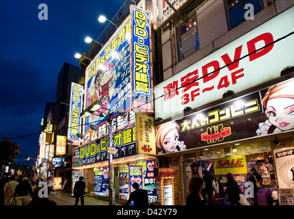 Les enseignes au néon de hot video et DVD boutiques illuminent la nuit dans le quartier des divertissements d'Okachimachi, Tokyo. Banque D'Images