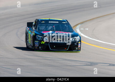 1 mars 2013 - Avondale, Arizona, États-Unis - AVONDALE, Arizona - MAR 01, 2013 : Jeff Gordon (24) apporte sa voiture à travers les virages au cours d'une session pratique pour le métro de mettre en place 500 à Phoenix International Raceway à Avondale, Arizona. Banque D'Images